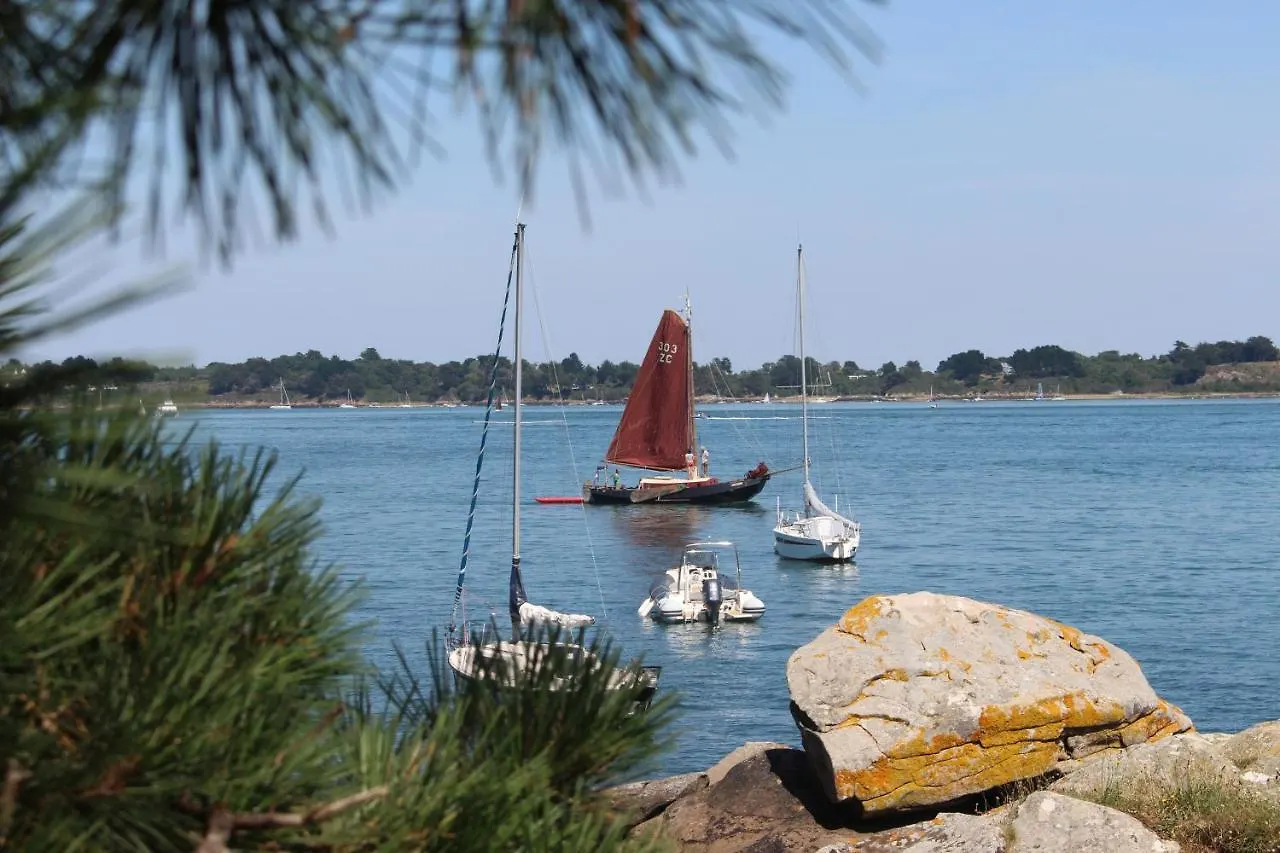 La Maison Aux Chimeres Bed & Breakfast Guehenno 0*,  France