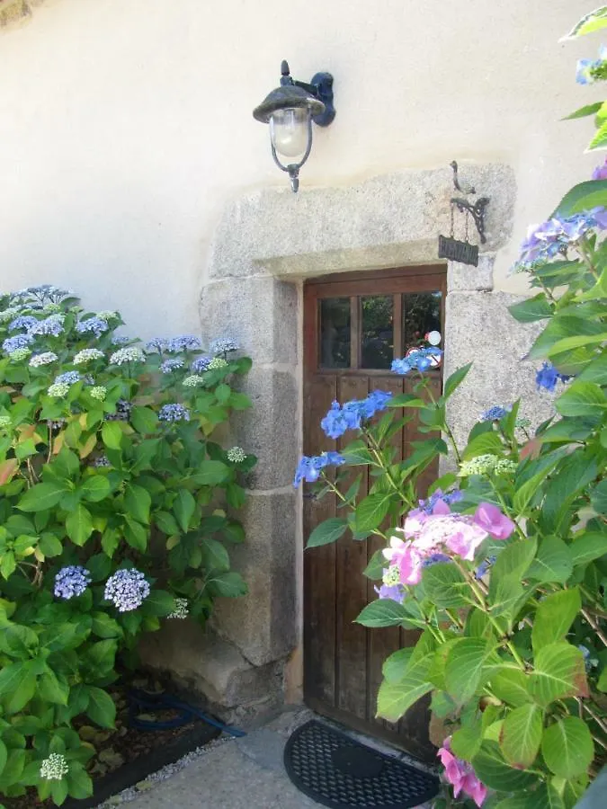 La Maison Aux Chimeres Bed & Breakfast Guehenno 0*,  France